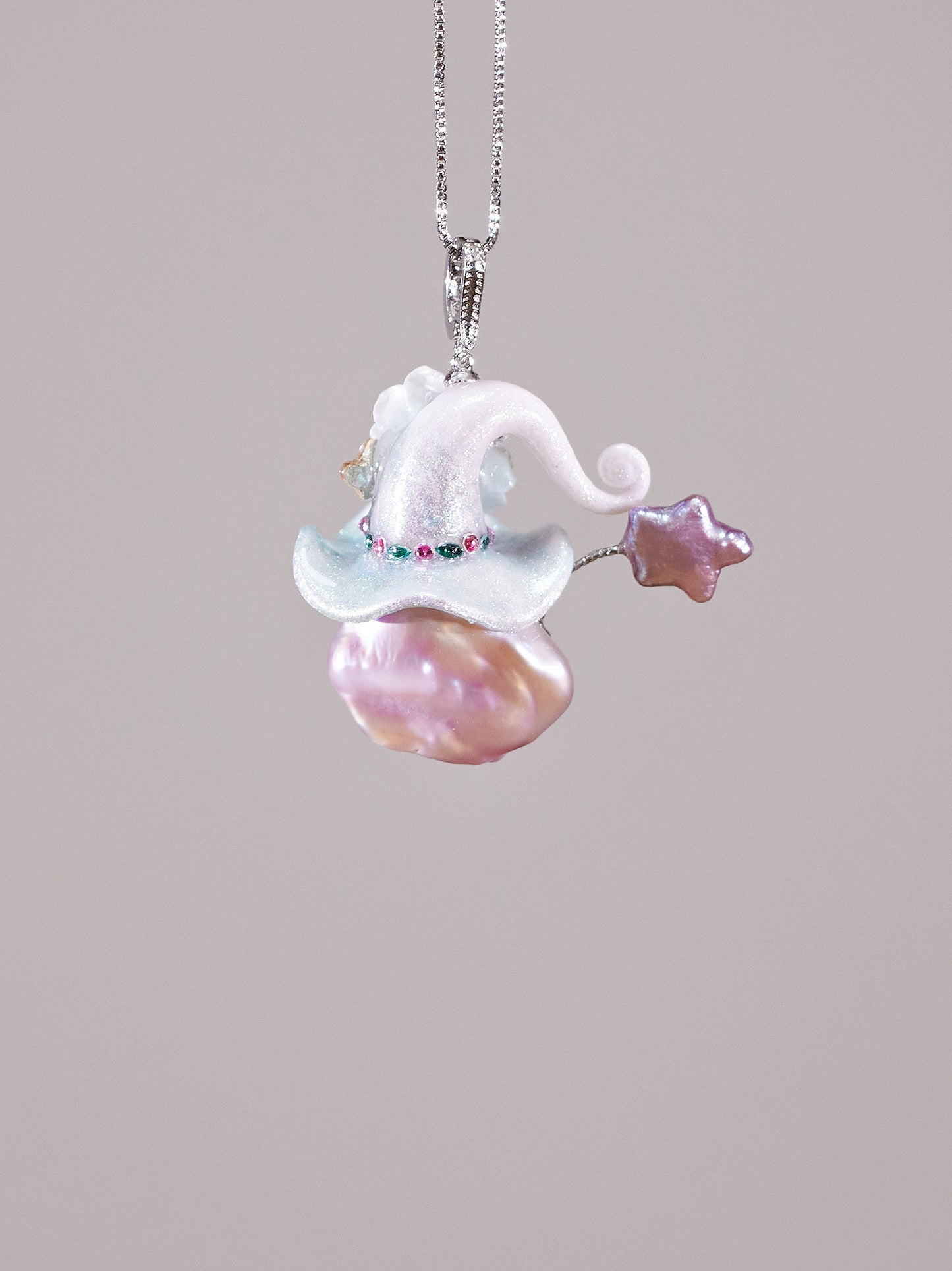Hat Charms – Hand-Sculpted Mini Hat Pearl Necklace 537