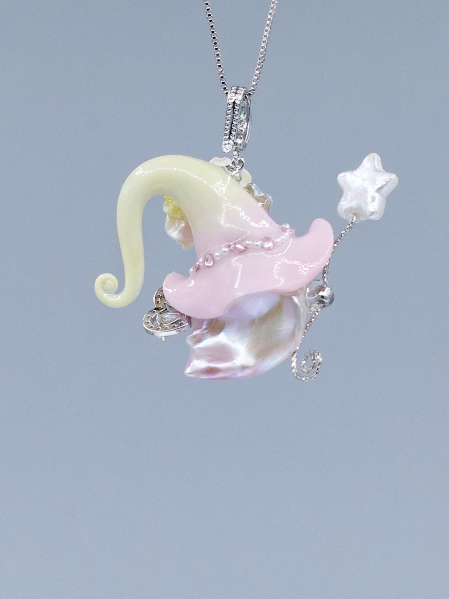 Hat Charms – Hand-Sculpted Mini Hat Pearl Necklace 566P701