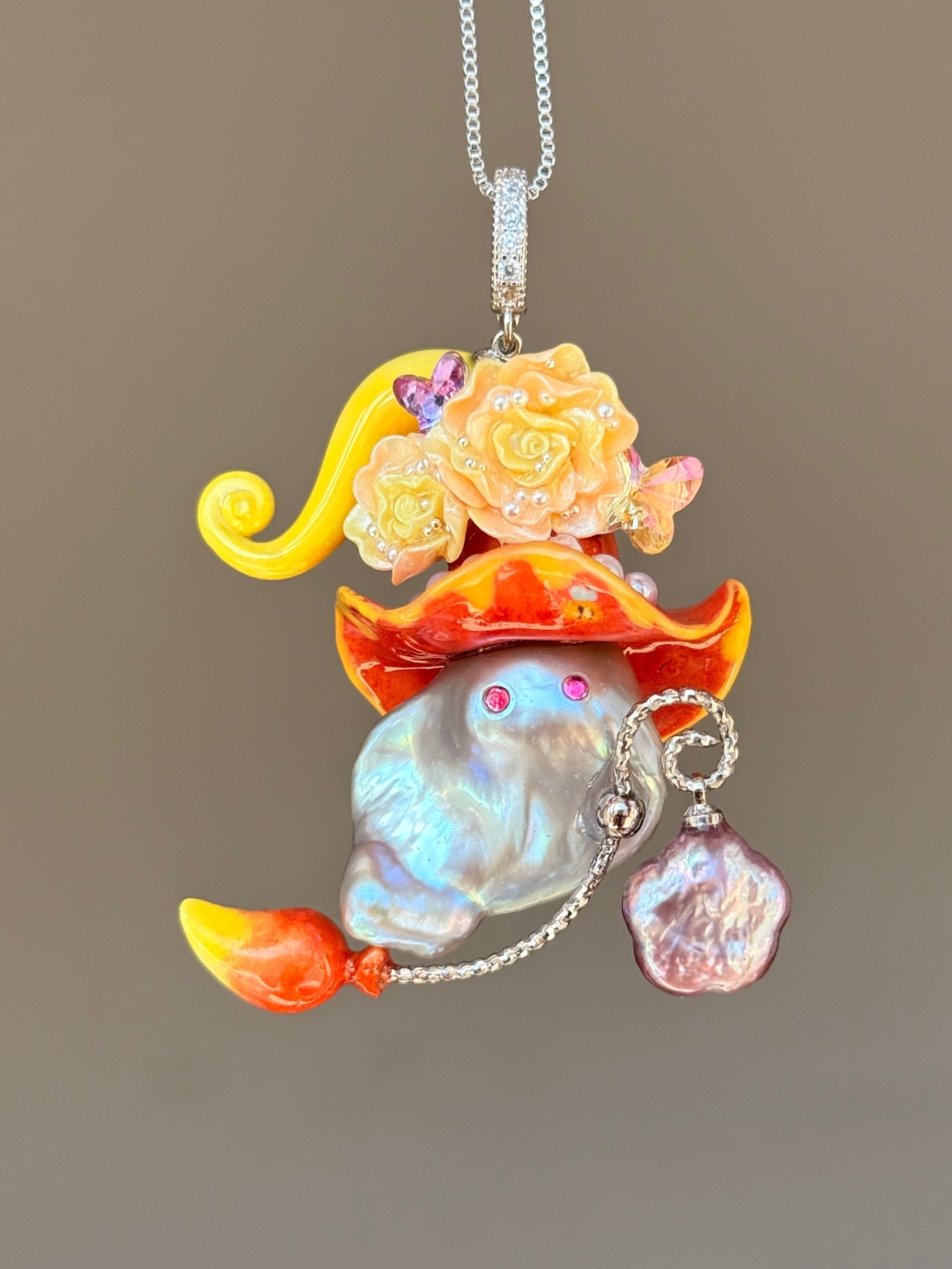 [PIECE03] Honeybee baroque pearl necklace with orange floral hat, front view