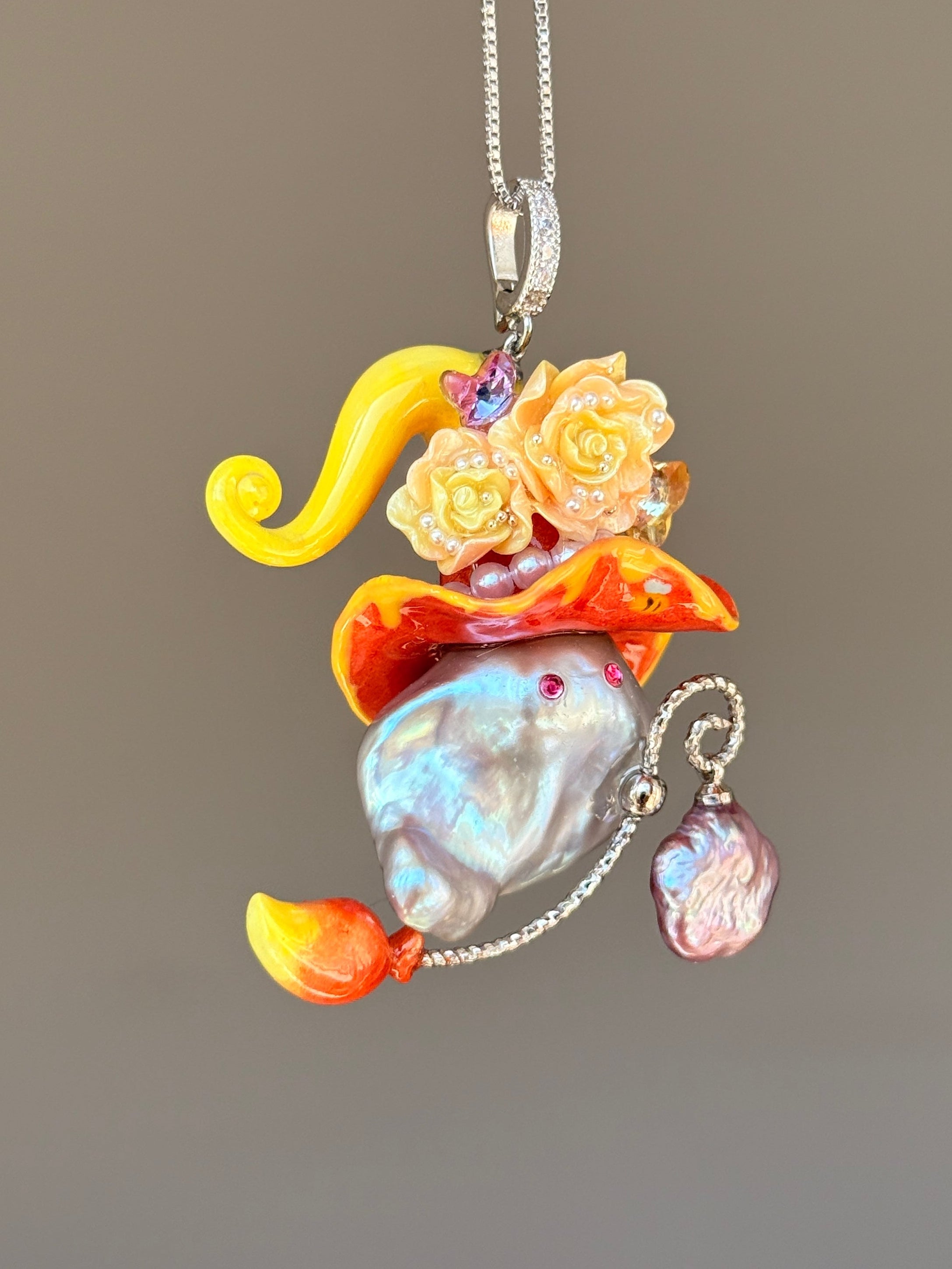 [PIECE03] Honeybee baroque pearl necklace with orange floral hat, side view