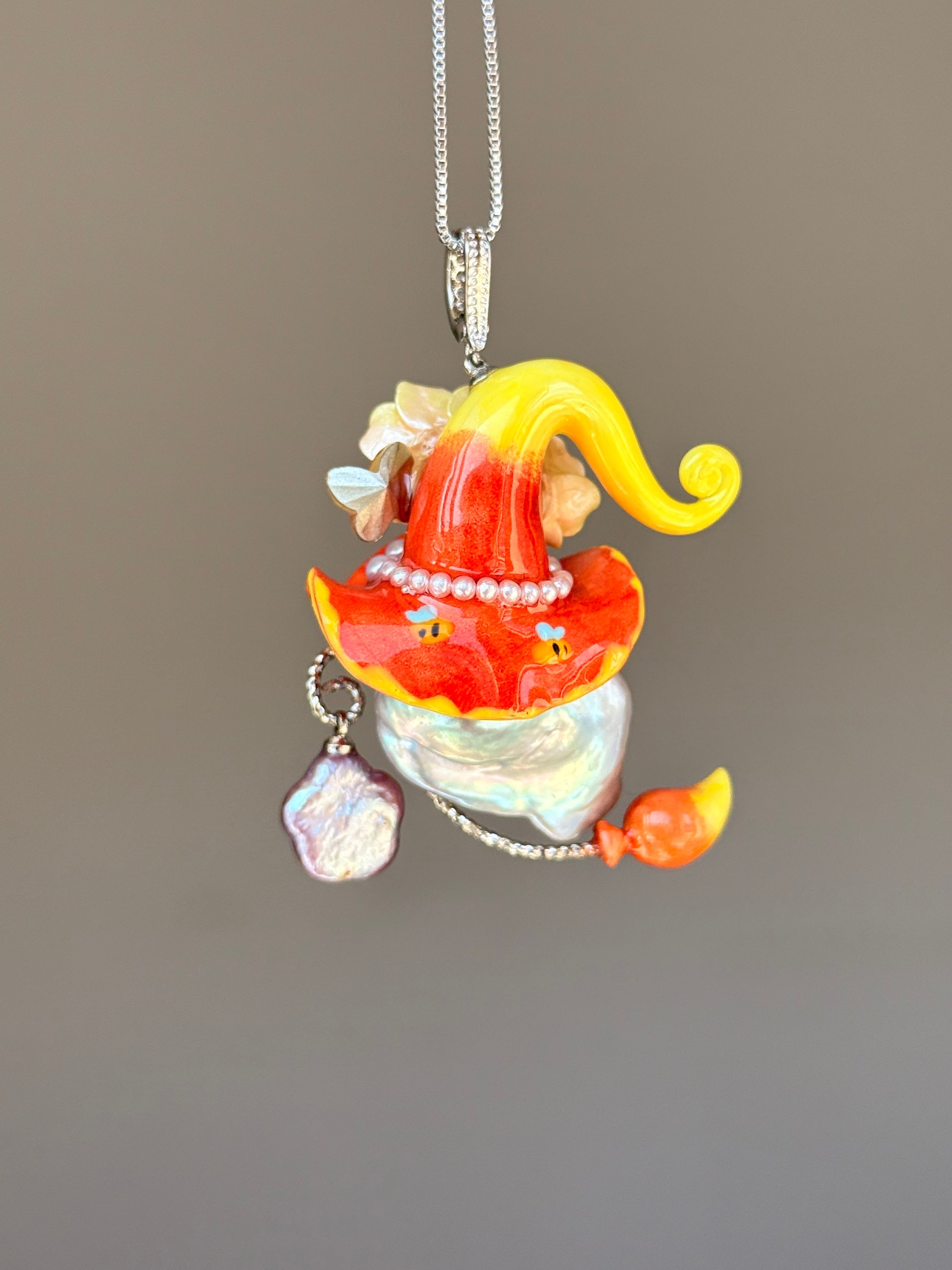 [PIECE03] Honeybee baroque pearl necklace with orange floral hat, back view