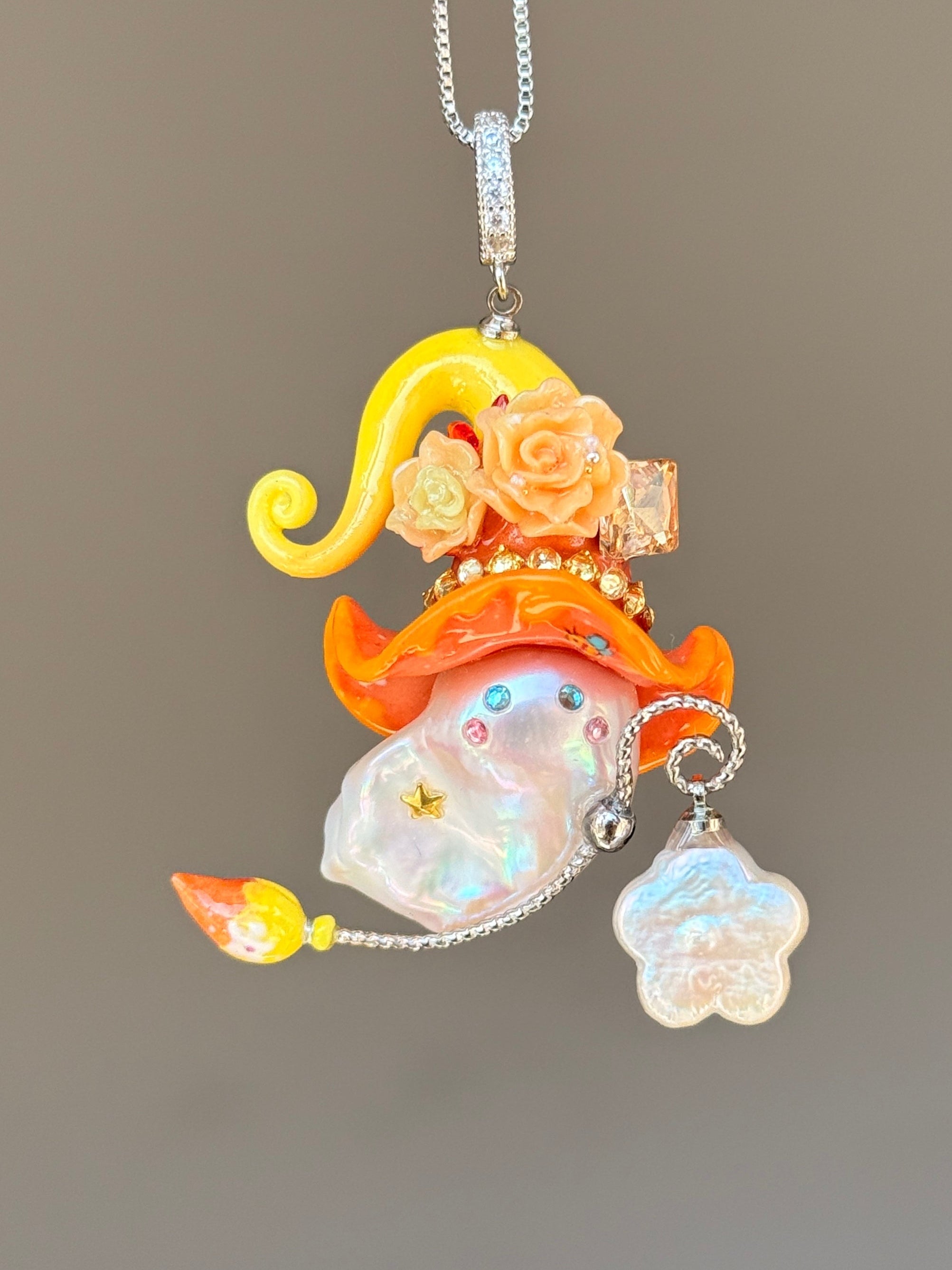 [PIECE02] Honeybee baroque pearl necklace with orange floral hat, front view
