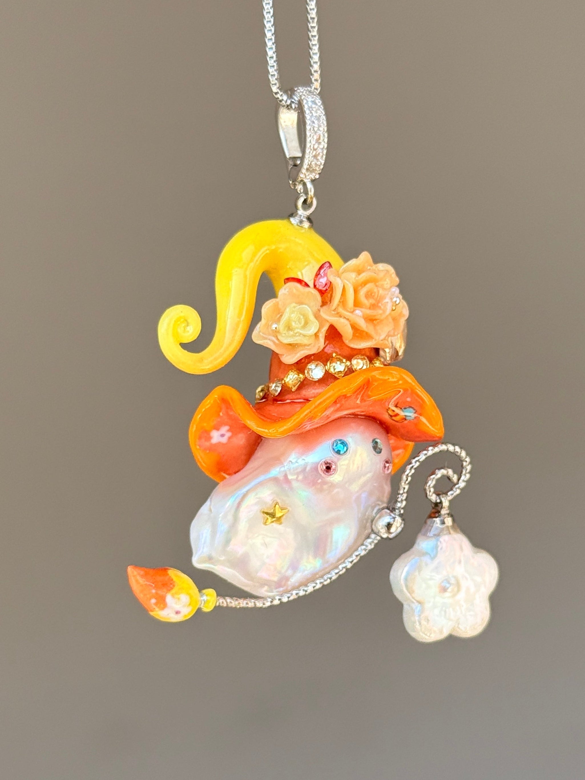 [PIECE02] Honeybee baroque pearl necklace with orange floral hat, side view