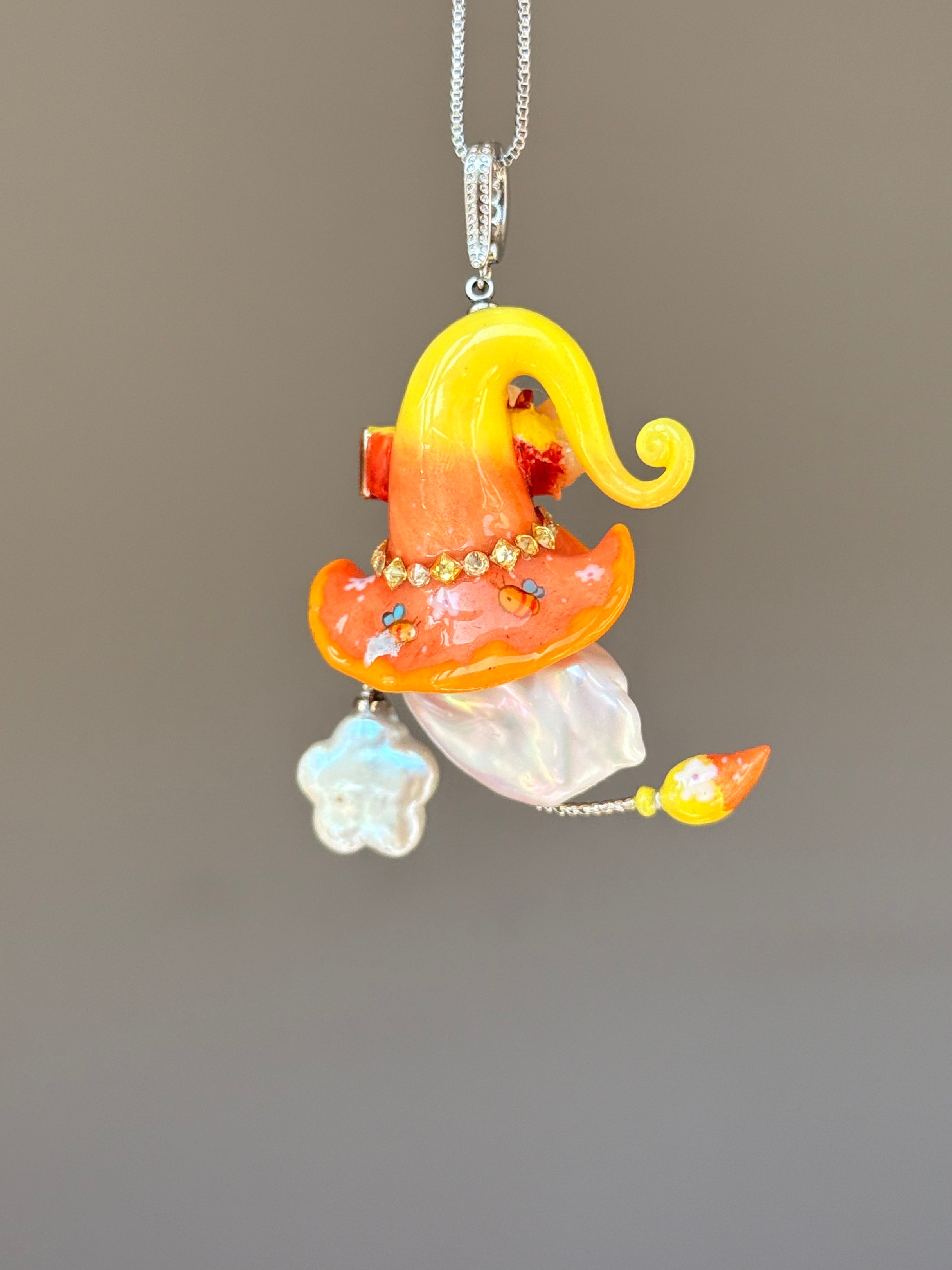 [PIECE02] Honeybee baroque pearl necklace with orange floral hat, back view