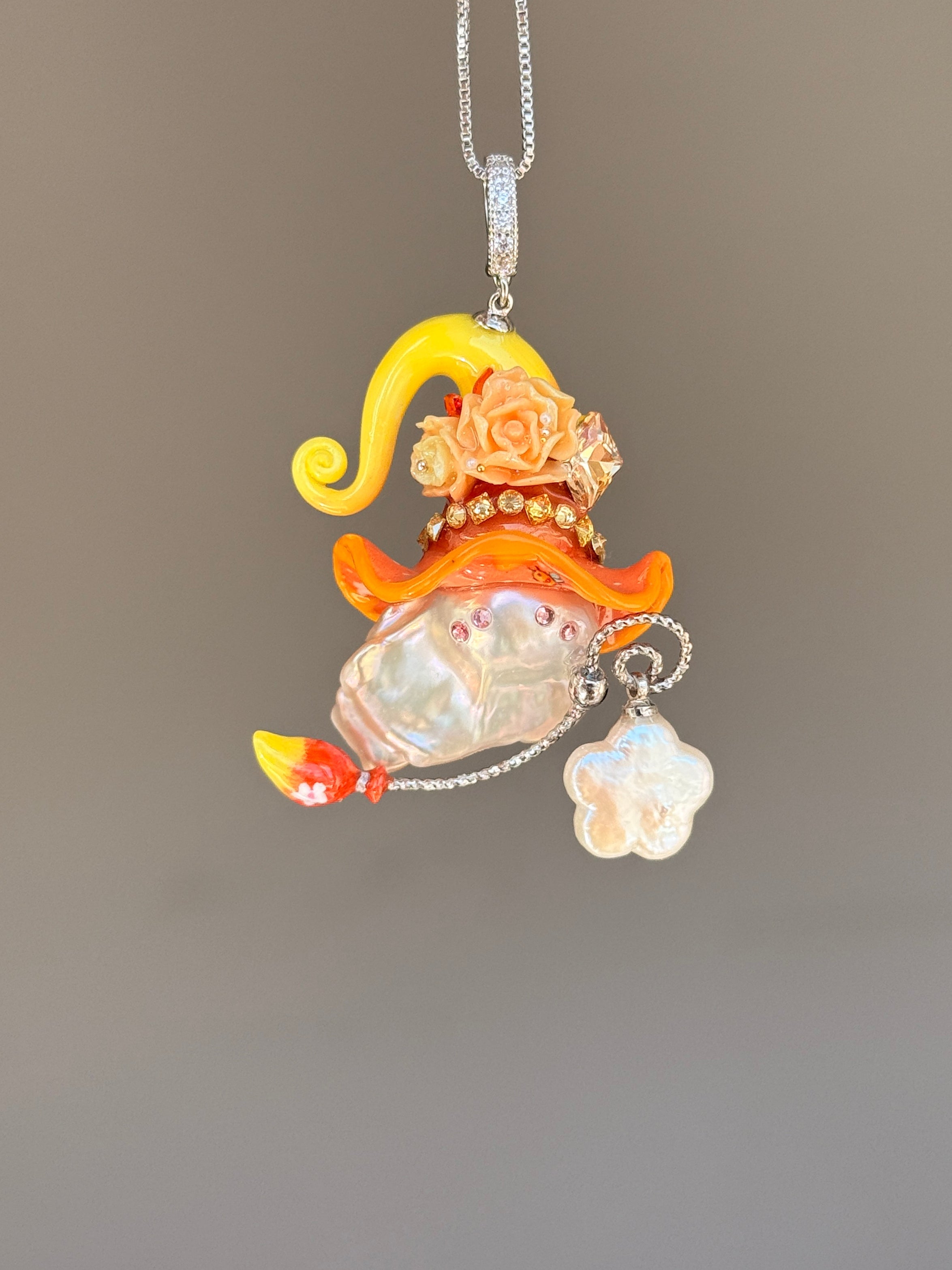 [PIECE01] Honeybee baroque pearl necklace with orange floral hat, front view