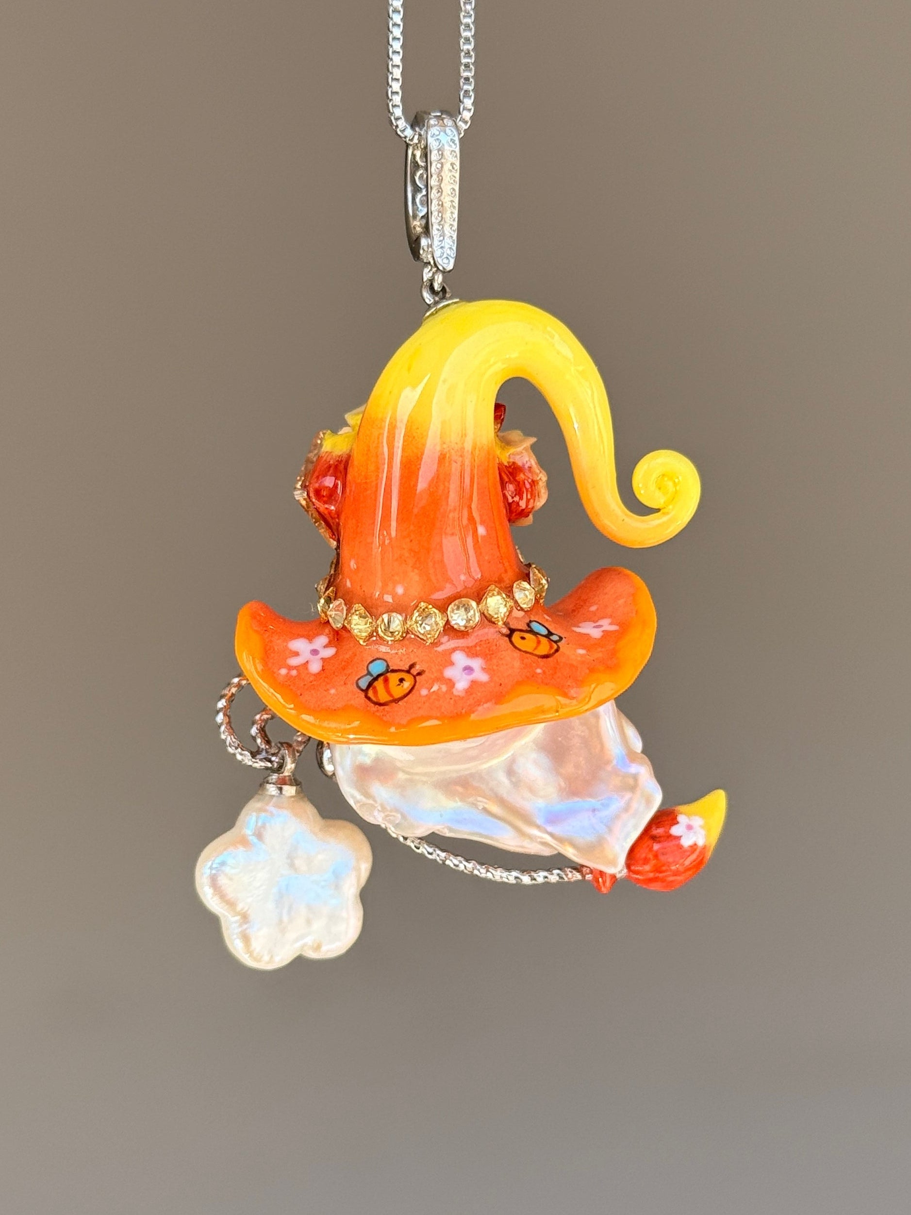 [PIECE01] Honeybee baroque pearl necklace with orange floral hat, back view