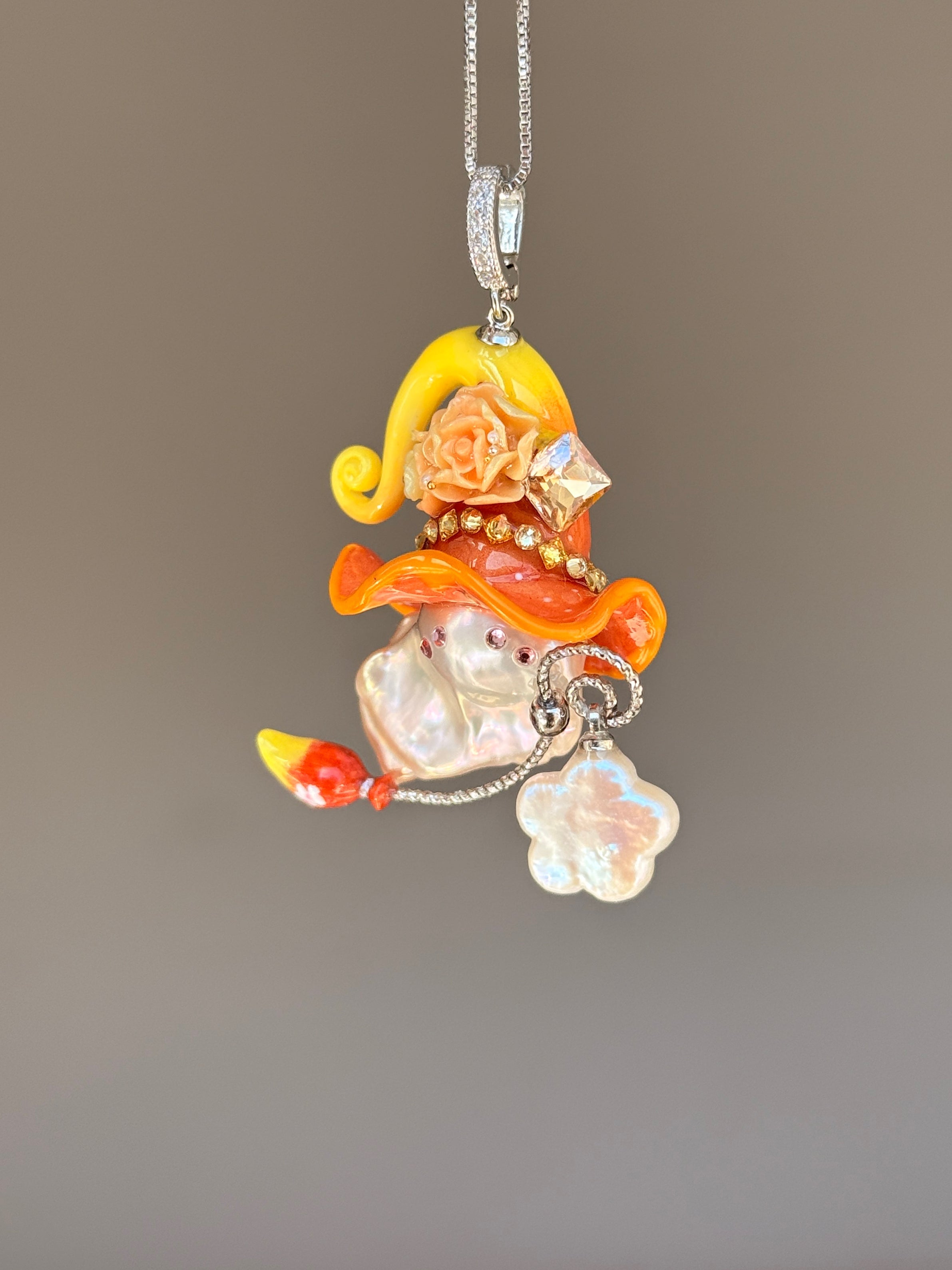 [PIECE01] Honeybee baroque pearl necklace with orange floral hat, side view2
