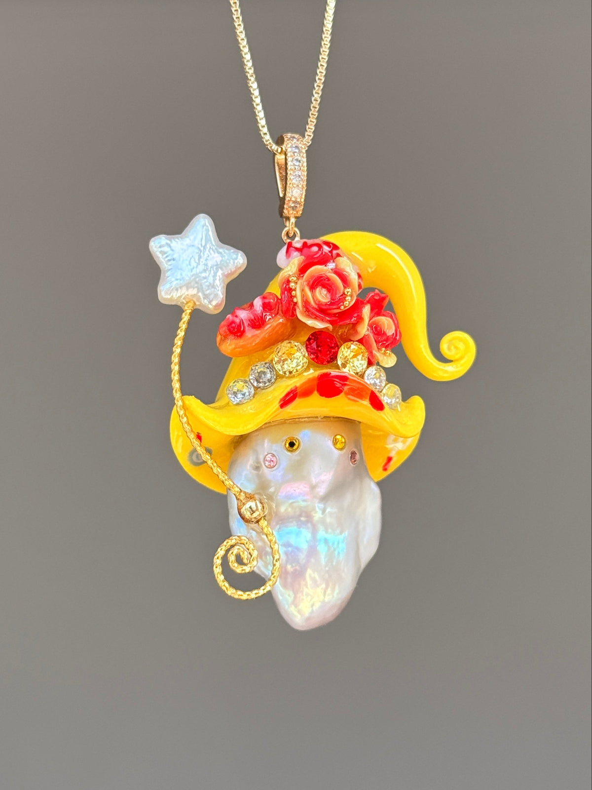 [PIECE05] Hot Dog Sprite baroque pearl necklace with hot dog-inspired hat, sculpted hot dog detail, sparkling stones, star charm, and natural baroque pearl