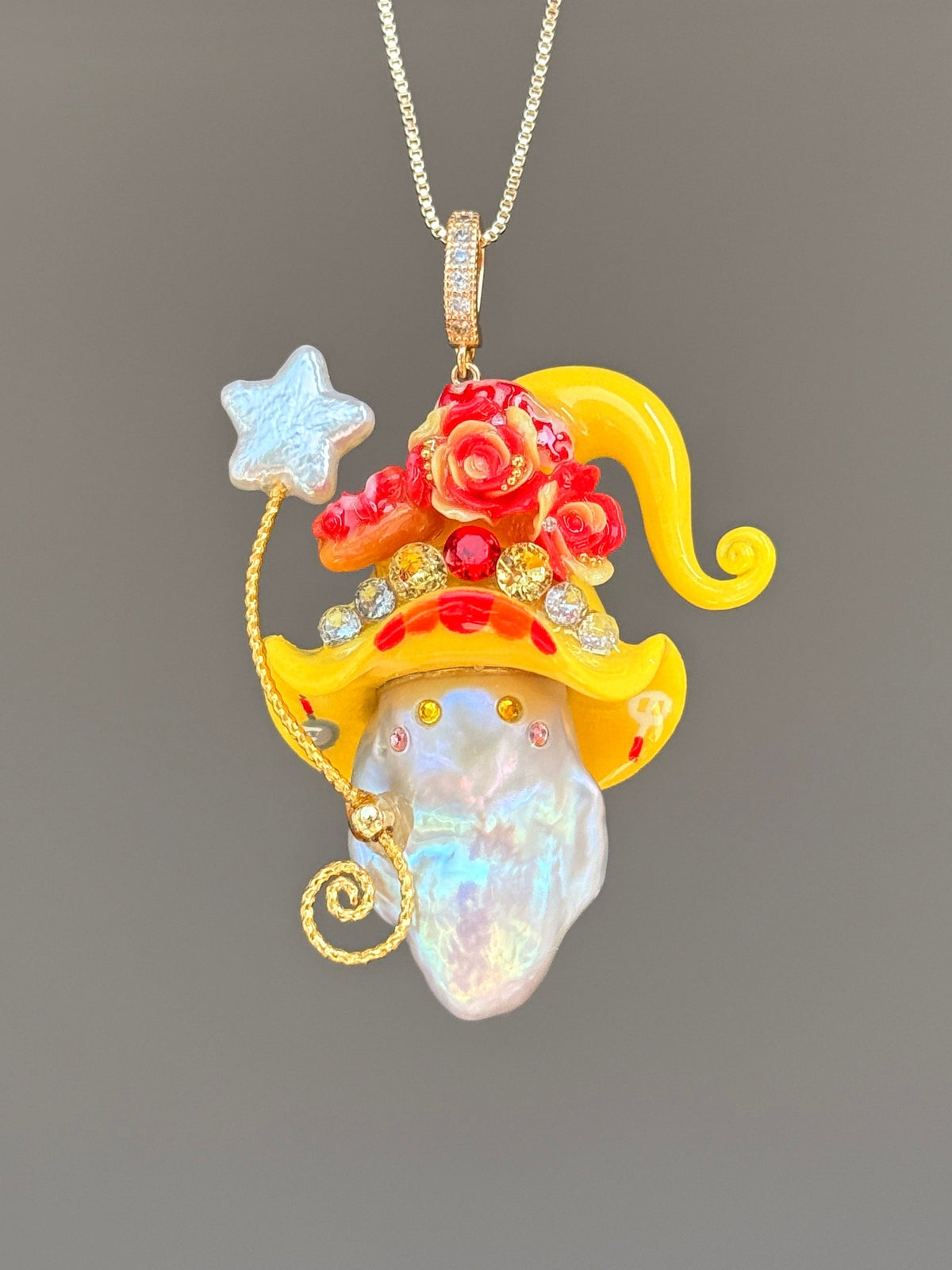 [PIECE05] Hot Dog Sprite baroque pearl necklace with hot dog-inspired hat, sculpted hot dog detail, sparkling stones, star charm, and natural baroque pearl
