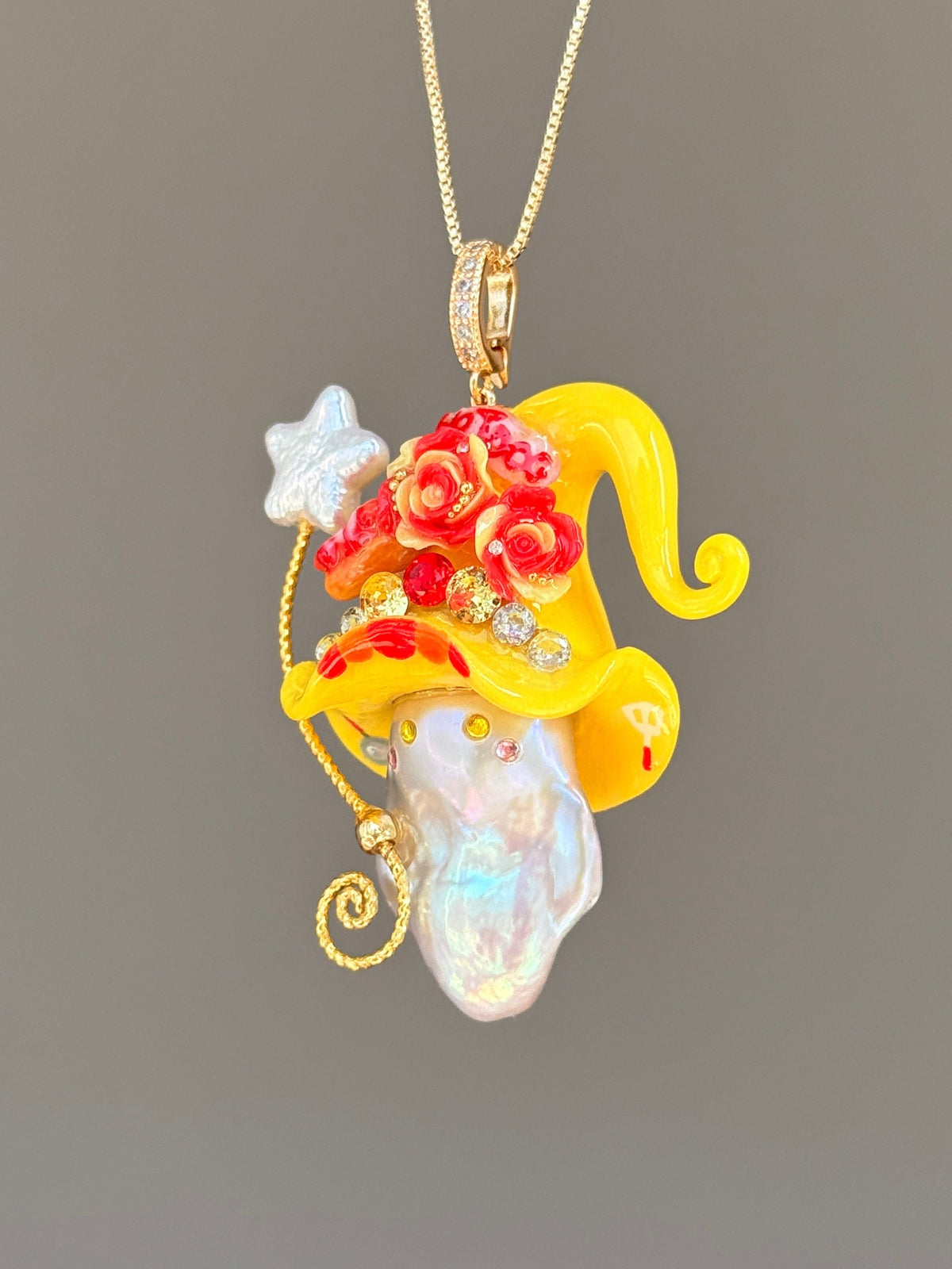 [PIECE05] Hot Dog Sprite baroque pearl necklace with hot dog-inspired hat, sculpted hot dog detail, sparkling stones, star charm, and natural baroque pearl