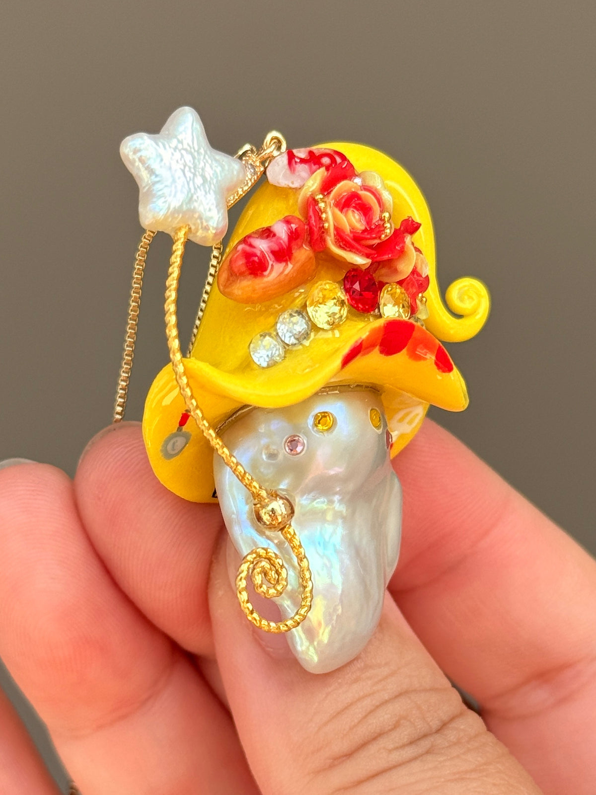 [PIECE05] Hot Dog Sprite baroque pearl necklace with hot dog-inspired hat, sculpted hot dog detail, sparkling stones, star charm, and natural baroque pearl