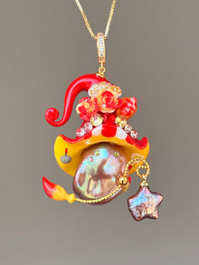 [PIECE01] Hot Dog Sprite baroque pearl necklace with hot dog-inspired hat, sculpted hot dog detail, sparkling stones, star charm, and natural baroque pearl