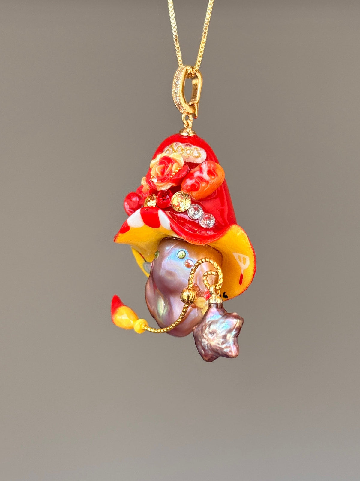 [PIECE01] Hot Dog Sprite baroque pearl necklace with hot dog-inspired hat, sculpted hot dog detail, sparkling stones, star charm, and natural baroque pearl