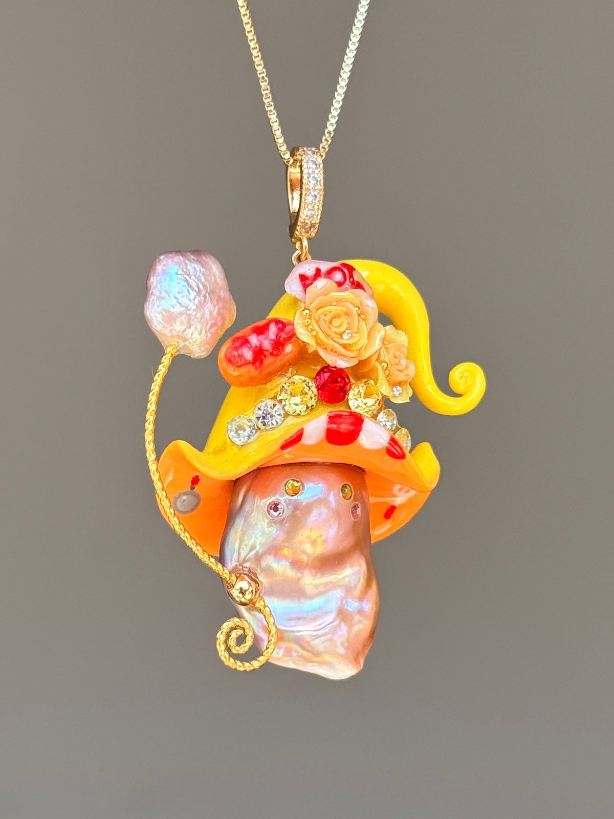 [PIECE02] Hot Dog Sprite baroque pearl necklace with hot dog-inspired hat, sculpted hot dog detail, sparkling stones, star charm, and natural baroque pearl