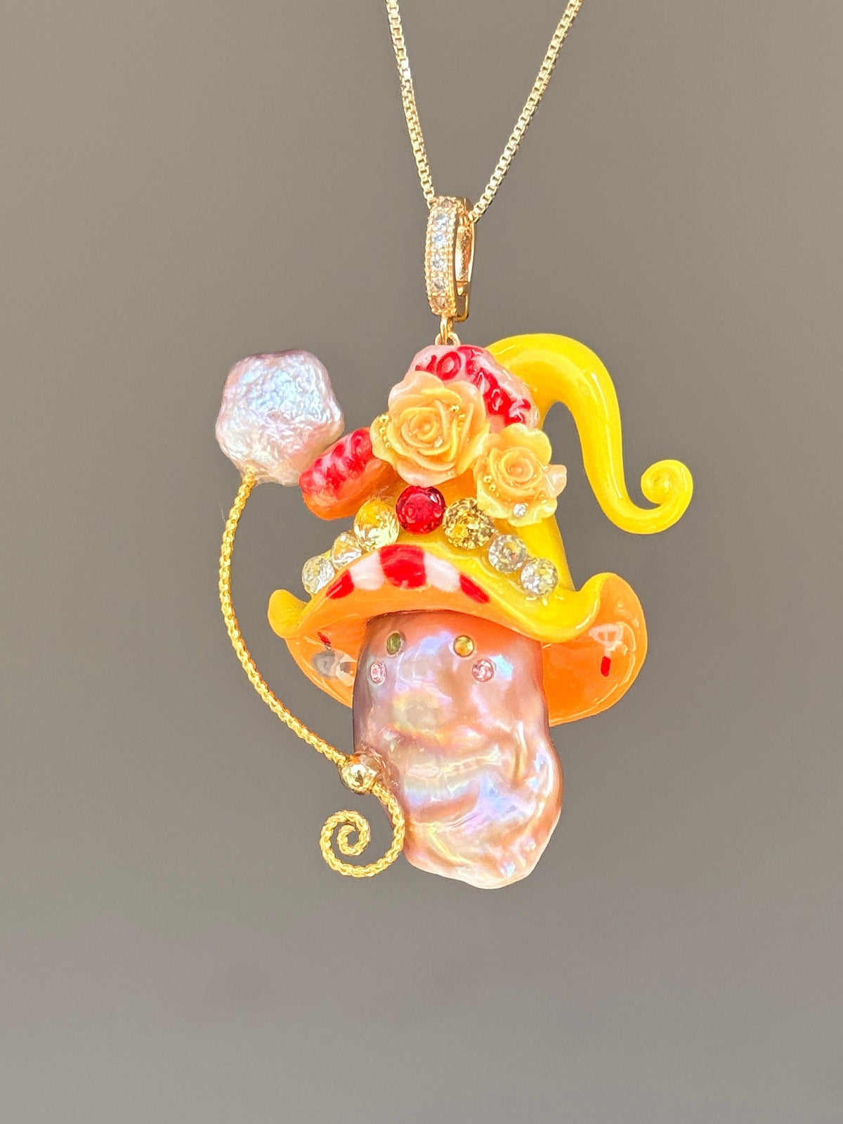 [PIECE02] Hot Dog Sprite baroque pearl necklace with hot dog-inspired hat, sculpted hot dog detail, sparkling stones, star charm, and natural baroque pearl