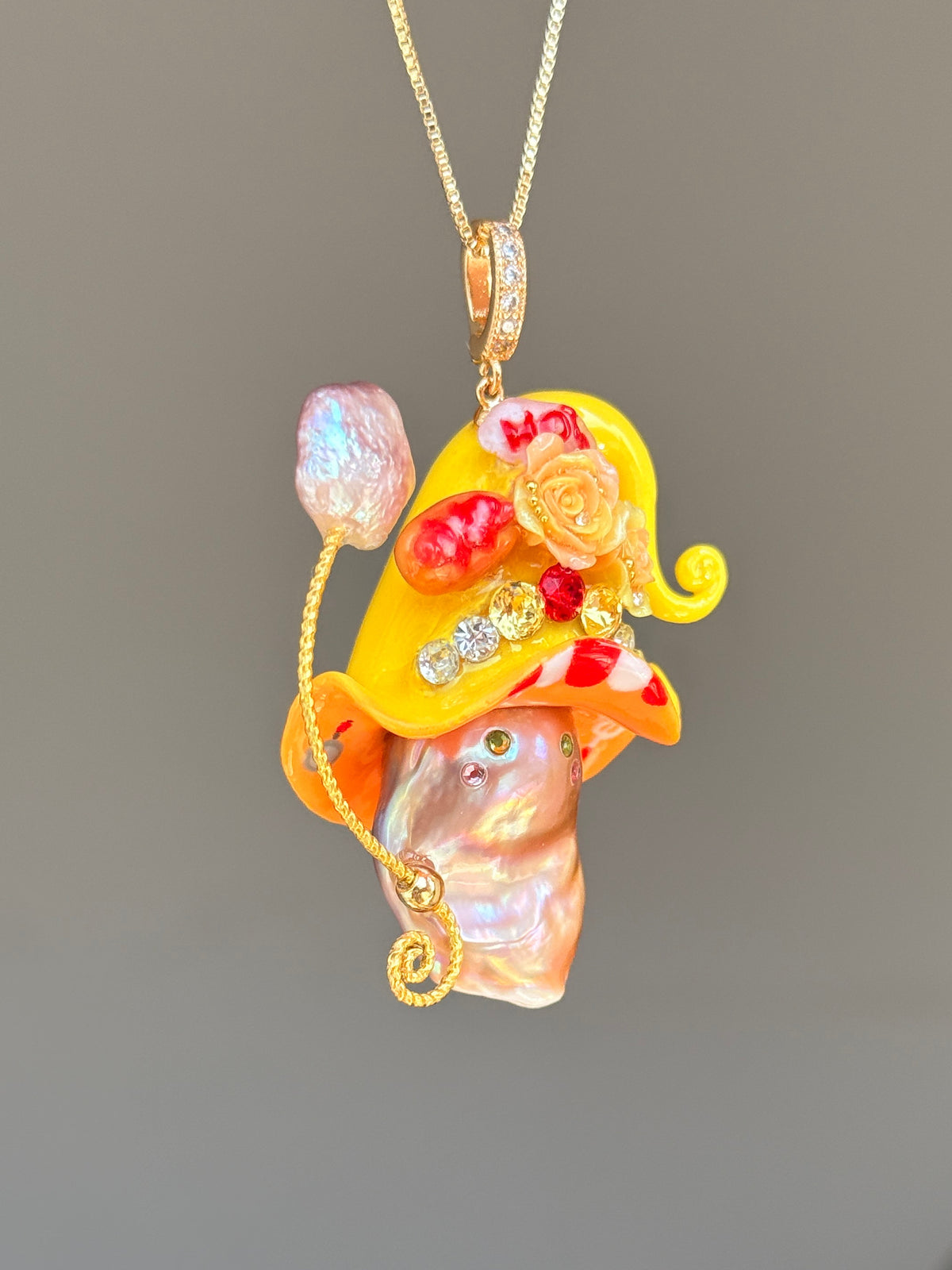 [PIECE02] Hot Dog Sprite baroque pearl necklace with hot dog-inspired hat, sculpted hot dog detail, sparkling stones, star charm, and natural baroque pearl