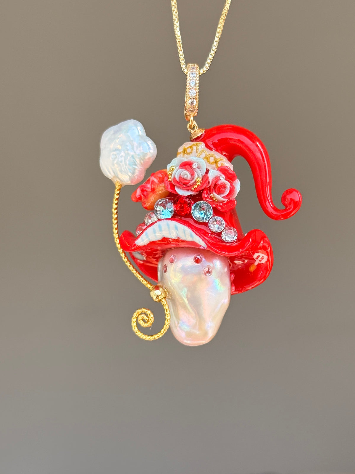 [PIECE03] Hot Dog Sprite baroque pearl necklace with hot dog-inspired hat, sculpted hot dog detail, sparkling stones, star charm, and natural baroque pearl
