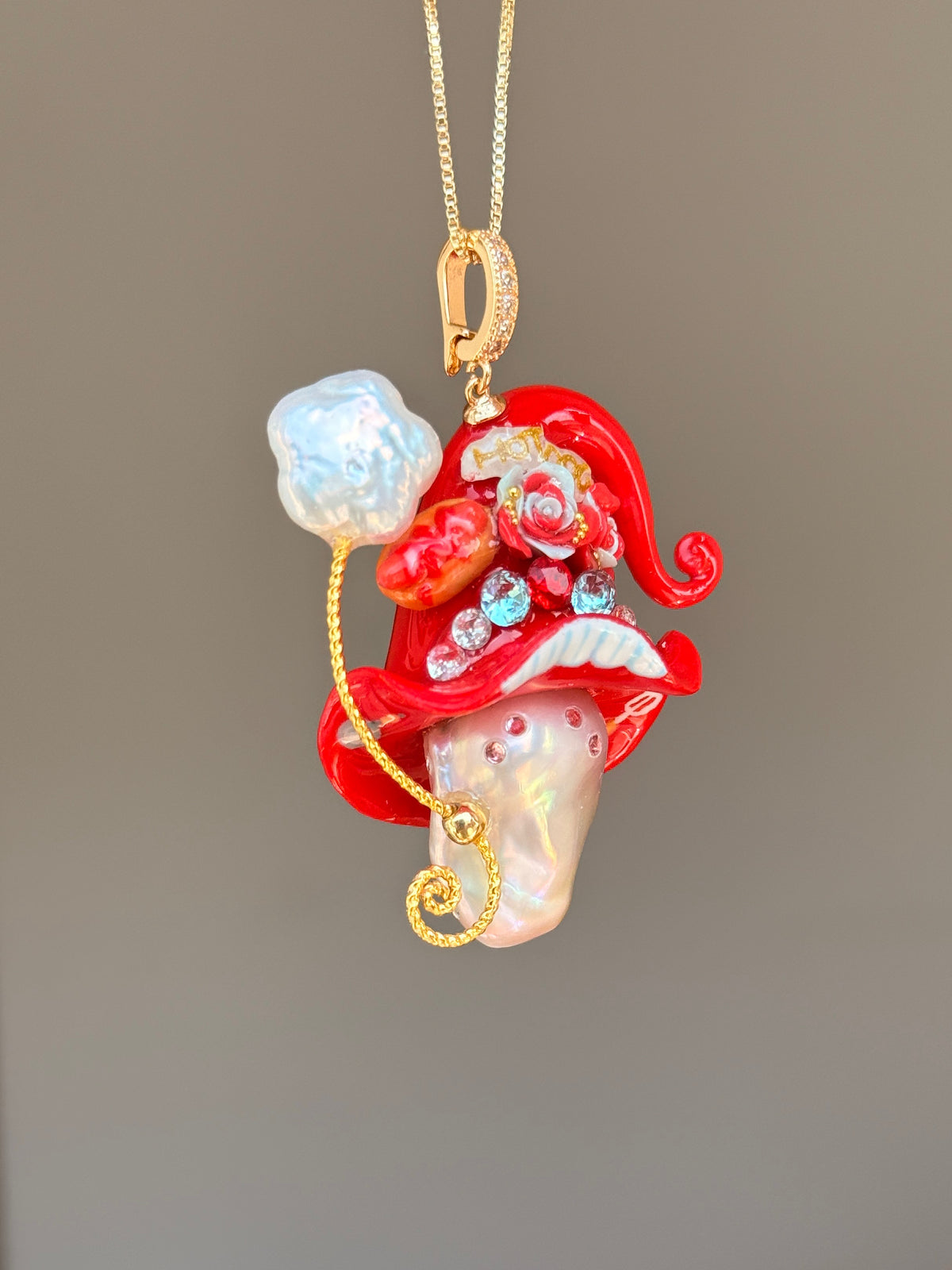 [PIECE03] Hot Dog Sprite baroque pearl necklace with hot dog-inspired hat, sculpted hot dog detail, sparkling stones, star charm, and natural baroque pearl