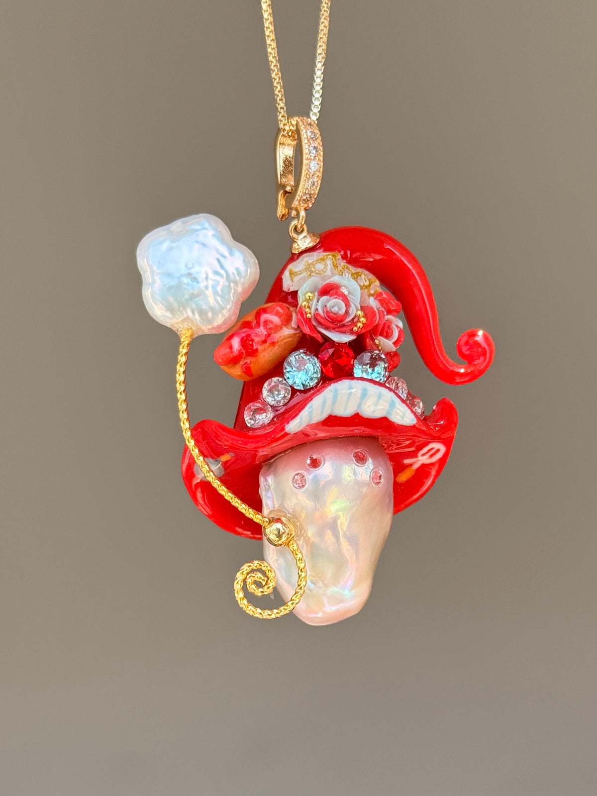 [PIECE03] Hot Dog Sprite baroque pearl necklace with hot dog-inspired hat, sculpted hot dog detail, sparkling stones, star charm, and natural baroque pearl