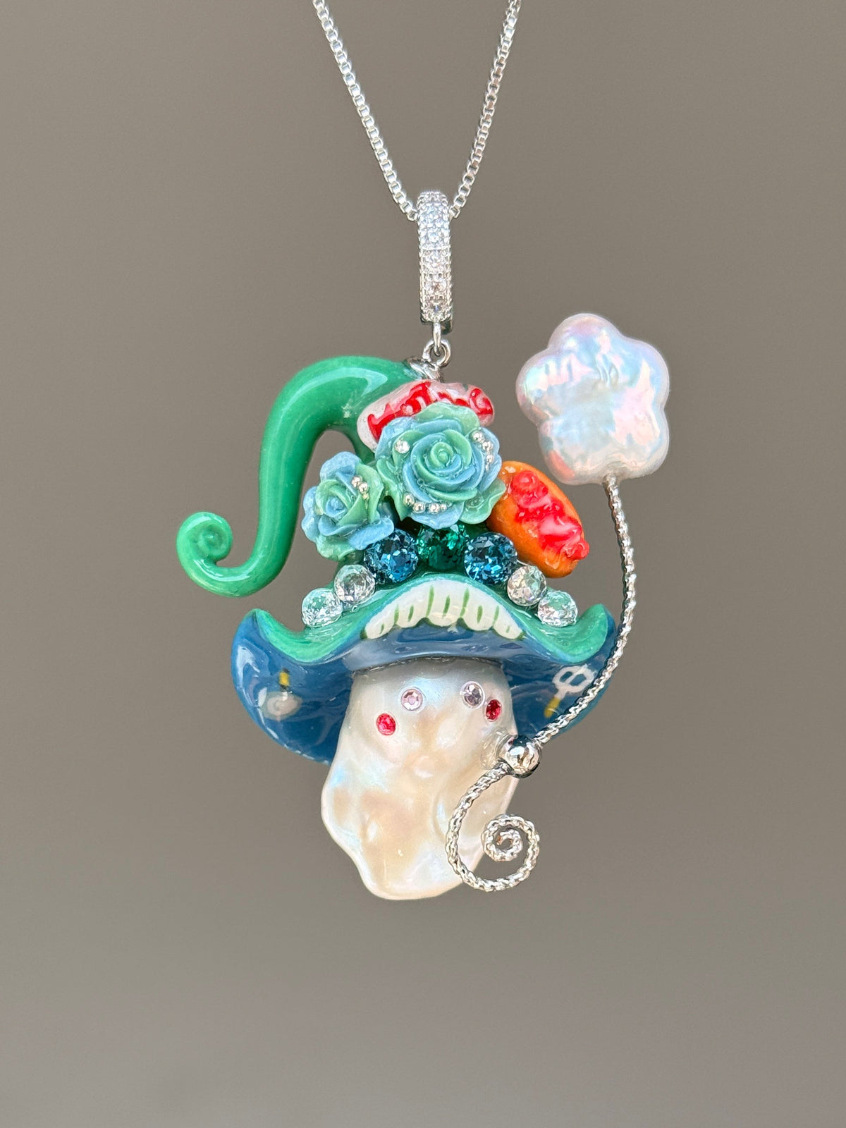 [PIECE04] Hot Dog Sprite baroque pearl necklace with hot dog-inspired hat, sculpted hot dog detail, sparkling stones, star charm, and natural baroque pearl