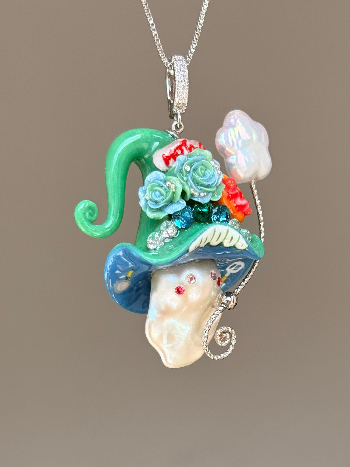 [PIECE04] Hot Dog Sprite baroque pearl necklace with hot dog-inspired hat, sculpted hot dog detail, sparkling stones, star charm, and natural baroque pearl