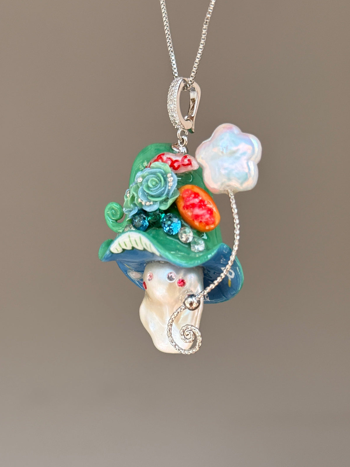 [PIECE04] Hot Dog Sprite baroque pearl necklace with hot dog-inspired hat, sculpted hot dog detail, sparkling stones, star charm, and natural baroque pearl
