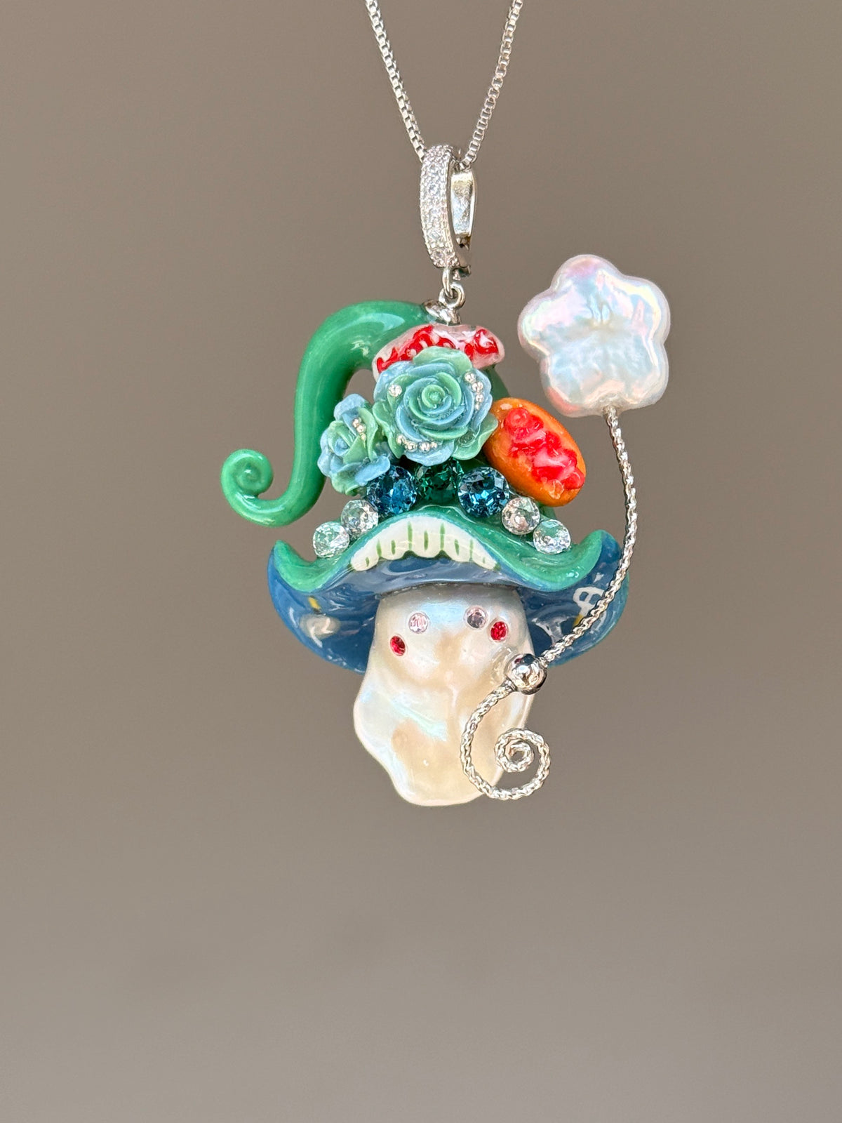 [PIECE04] Hot Dog Sprite baroque pearl necklace with hot dog-inspired hat, sculpted hot dog detail, sparkling stones, star charm, and natural baroque pearl