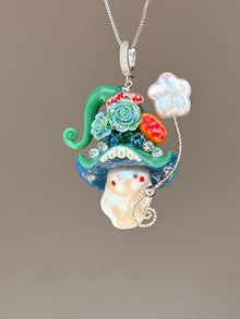[PIECE04] Hot Dog Sprite baroque pearl necklace with hot dog-inspired hat, sculpted hot dog detail, sparkling stones, star charm, and natural baroque pearl
